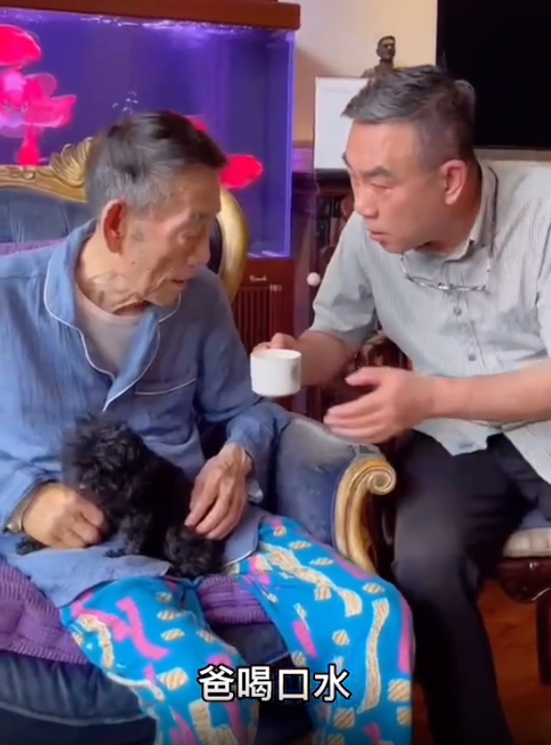 89岁杨少华撒娇要吃肉丸，穿蓝色卡通睡裤显萌态，叫59岁杨议宝贝