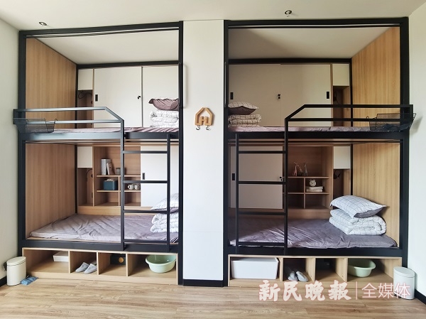图说:租赁床源解决了快递小哥、物业人员、环卫工人等公共服务类行业企业一线员工的居住问题