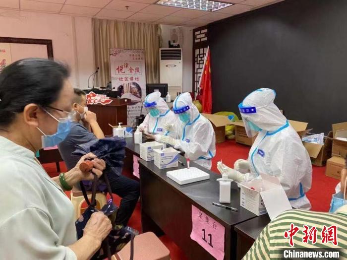 南京大学医学院340名学生支援核酸检测一线。 南京大学供图
