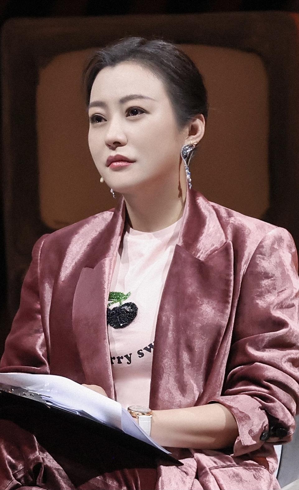 郝蕾穿出了“微胖美精髓”，黑色拼接连衣裙时髦洋气，成熟高贵