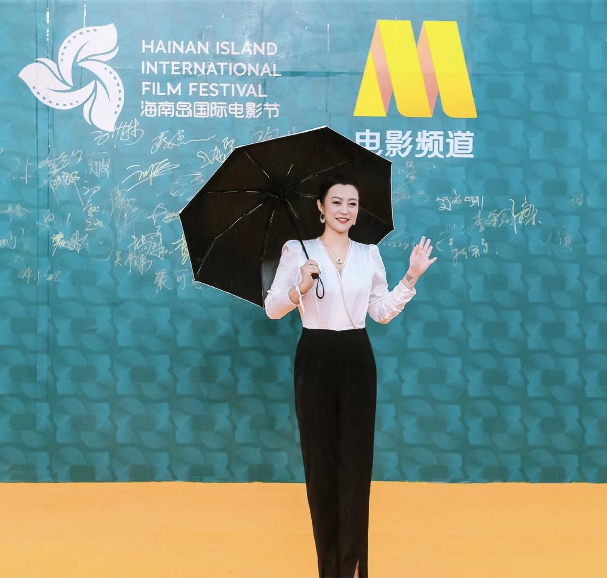 郝蕾穿出了“微胖美精髓”，黑色拼接连衣裙时髦洋气，成熟高贵