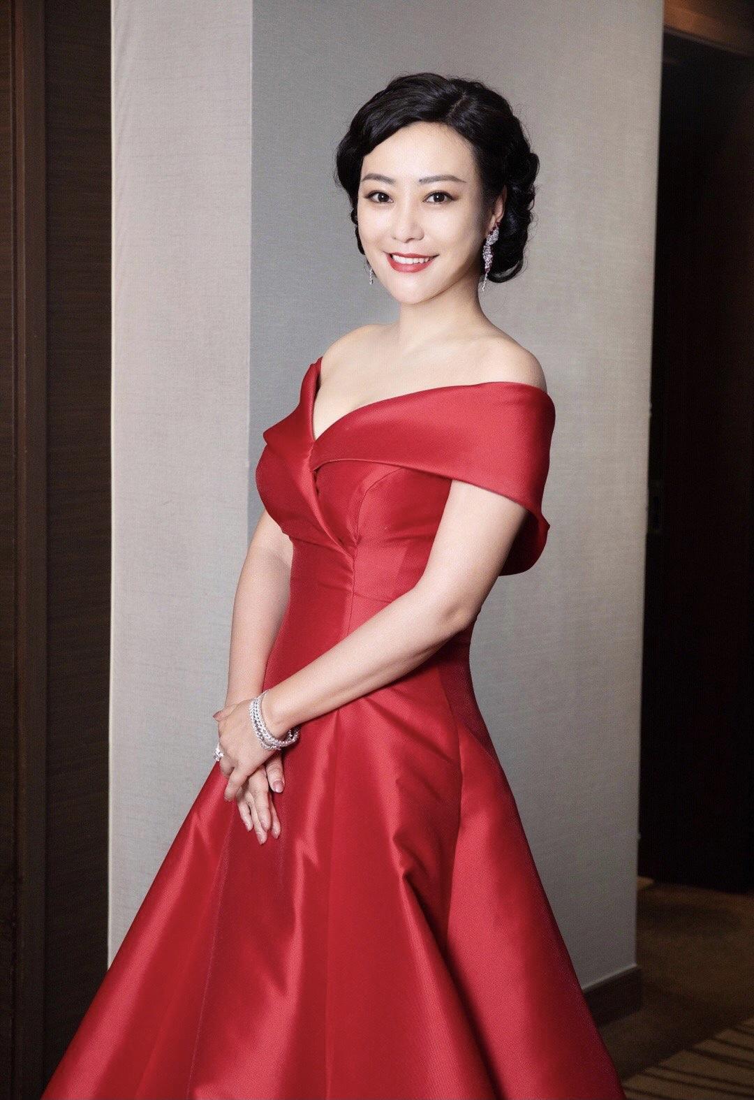 郝蕾穿出了“微胖美精髓”，黑色拼接连衣裙时髦洋气，成熟高贵