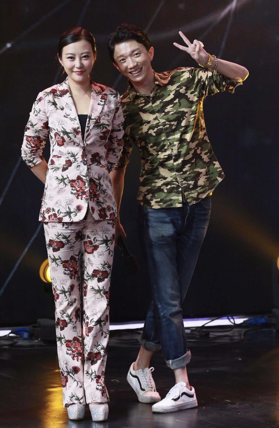 郝蕾穿出了“微胖美精髓”，黑色拼接连衣裙时髦洋气，成熟高贵