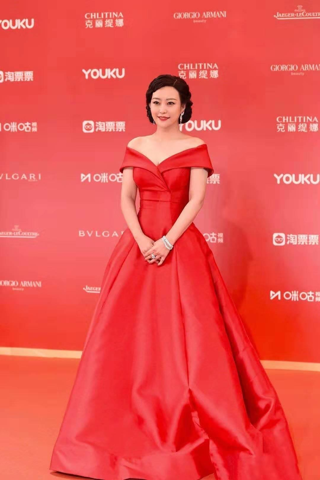 郝蕾穿衣真胆大，一袭黑色连衣裙亮相活动，整个造型亮点十足