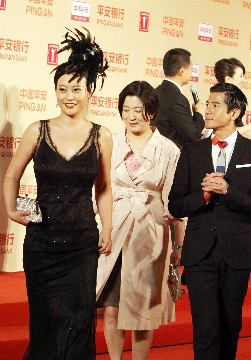 郝蕾穿衣真胆大，一袭黑色连衣裙亮相活动，整个造型亮点十足