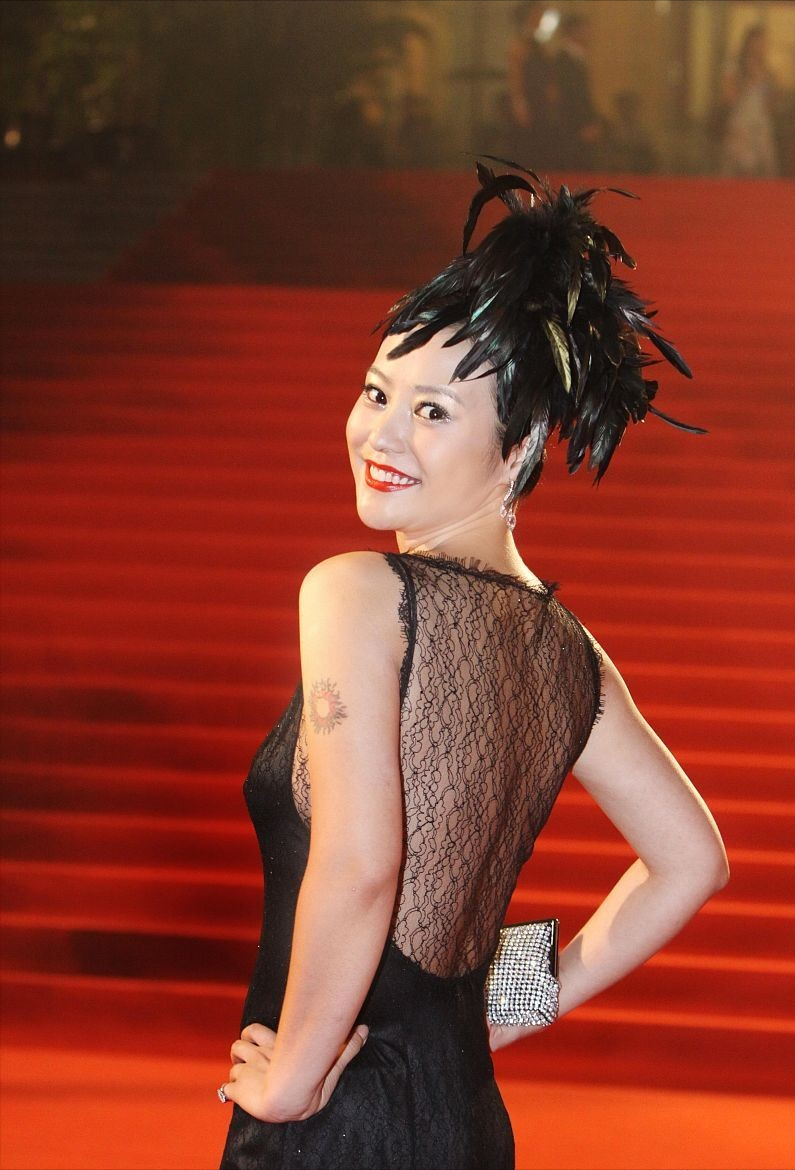 郝蕾穿衣真胆大，一袭黑色连衣裙亮相活动，整个造型亮点十足