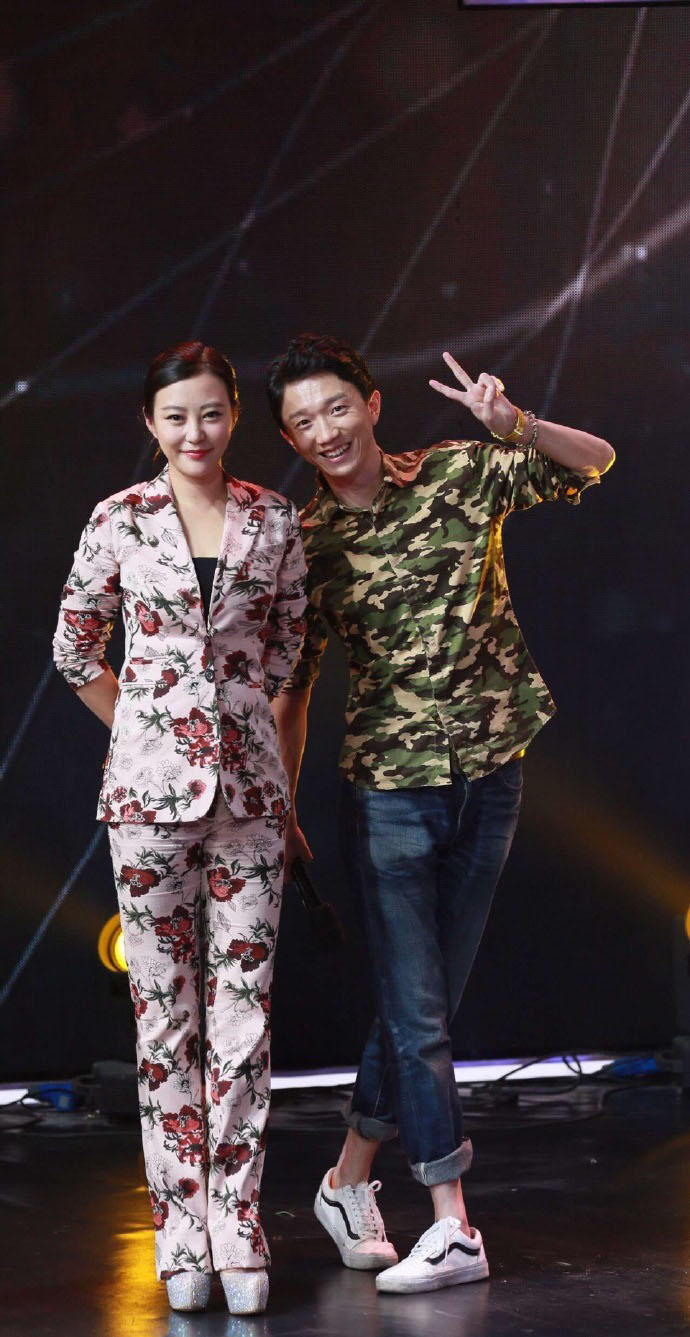 郝蕾穿衣真胆大，一袭黑色连衣裙亮相活动，整个造型亮点十足