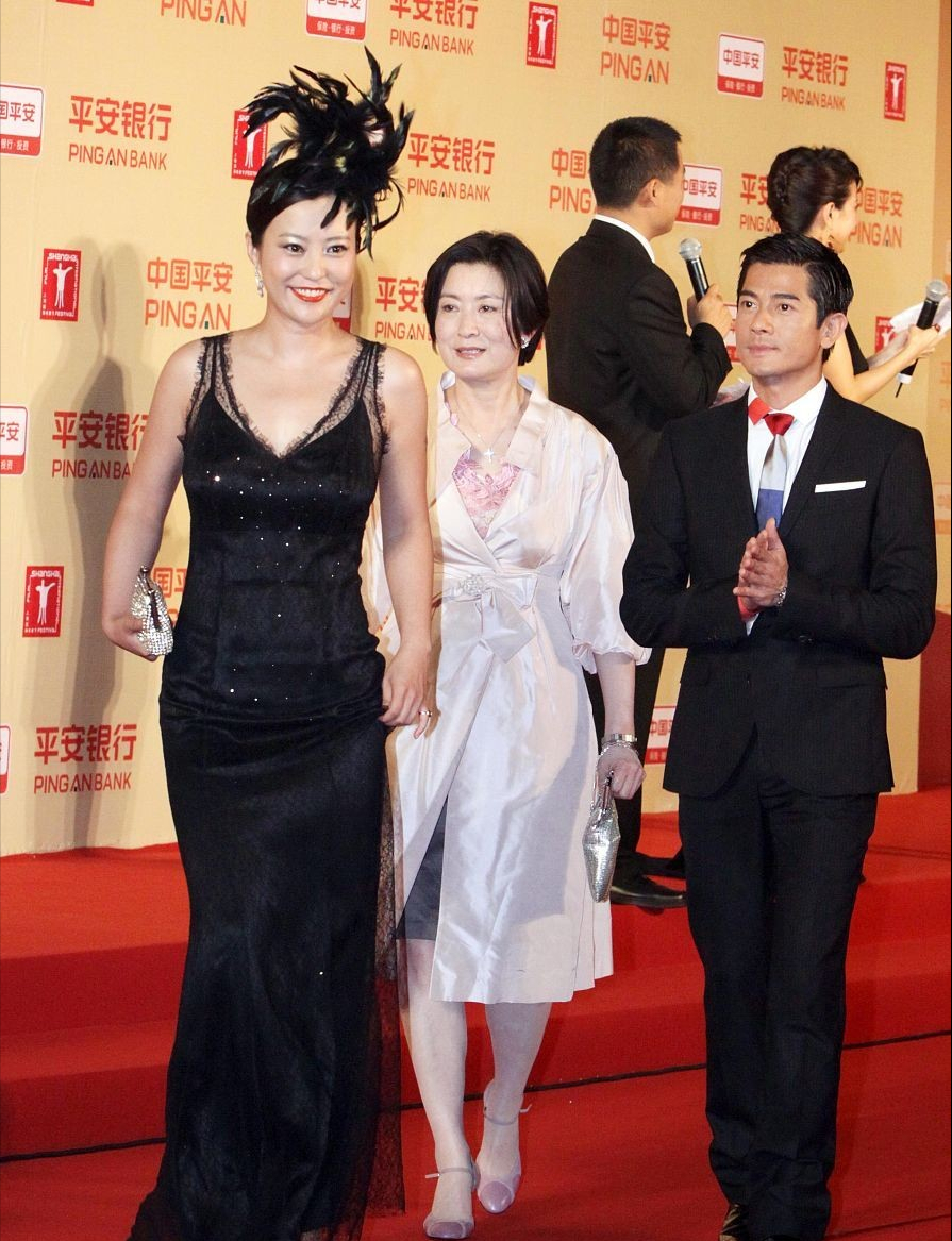 郝蕾穿衣真胆大，一袭黑色连衣裙亮相活动，整个造型亮点十足