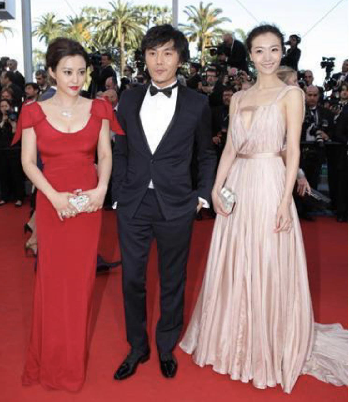 郝蕾穿出了“微胖美精髓”，黑色拼接连衣裙时髦洋气，成熟高贵