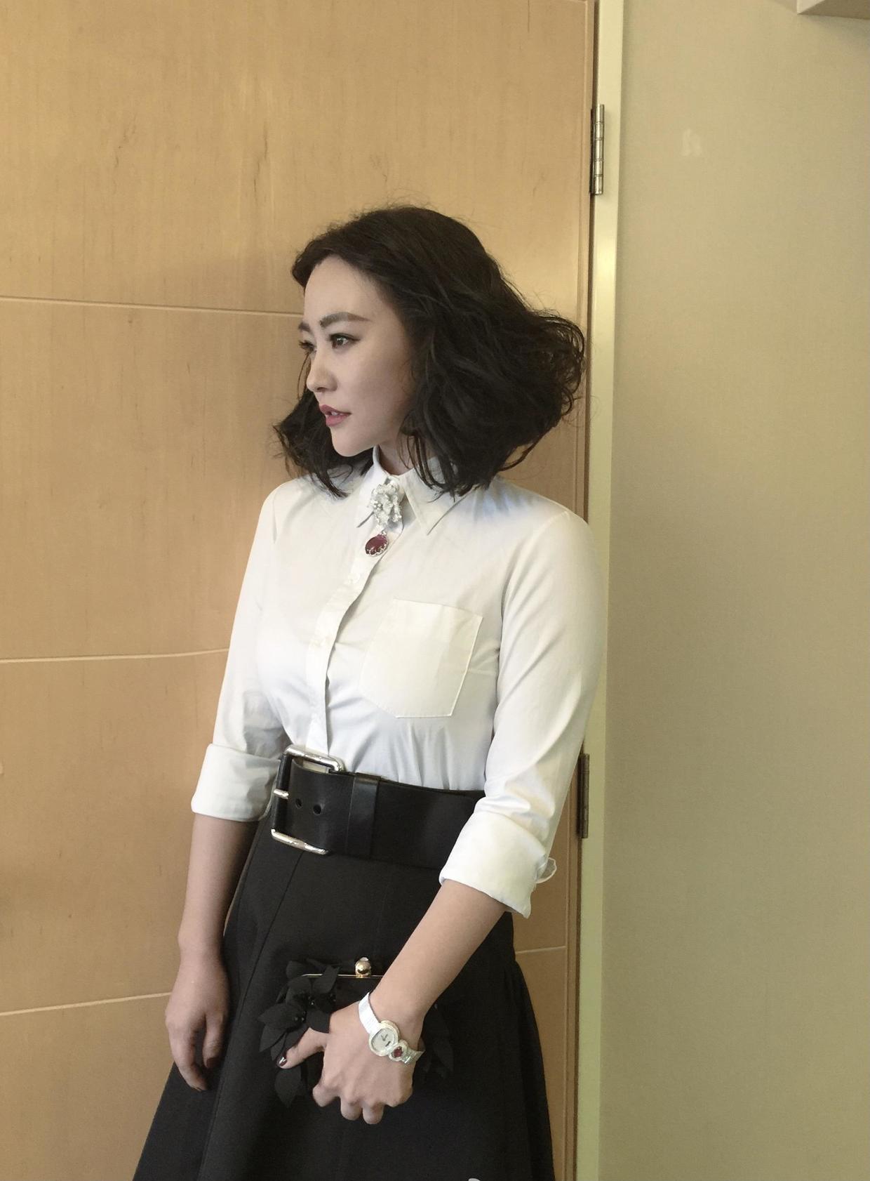 郝蕾穿出了“微胖美精髓”，黑色拼接连衣裙时髦洋气，成熟高贵