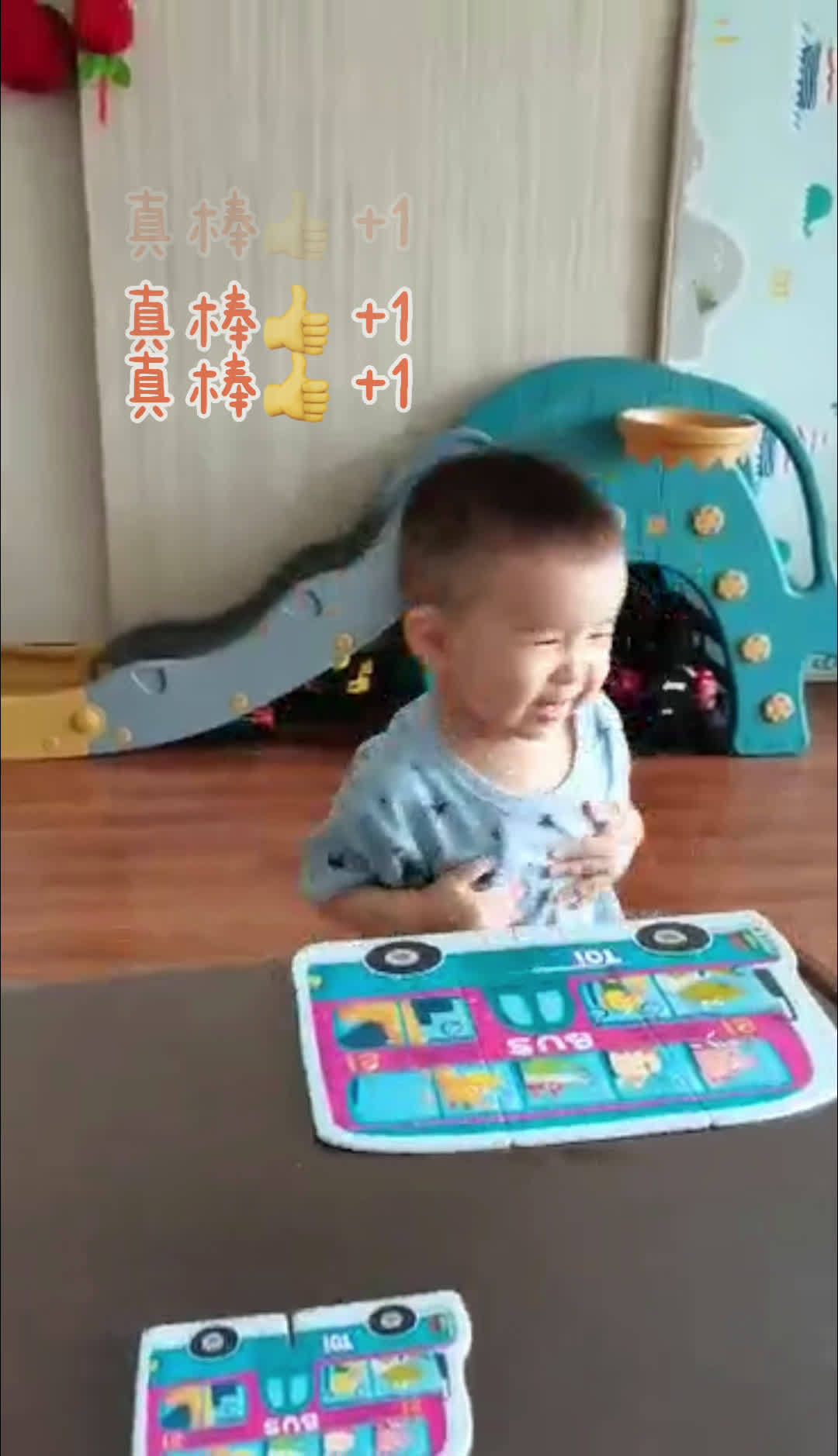 人类幼崽真的太可爱了 拼图前先怒吼一声给自己鼓劲……