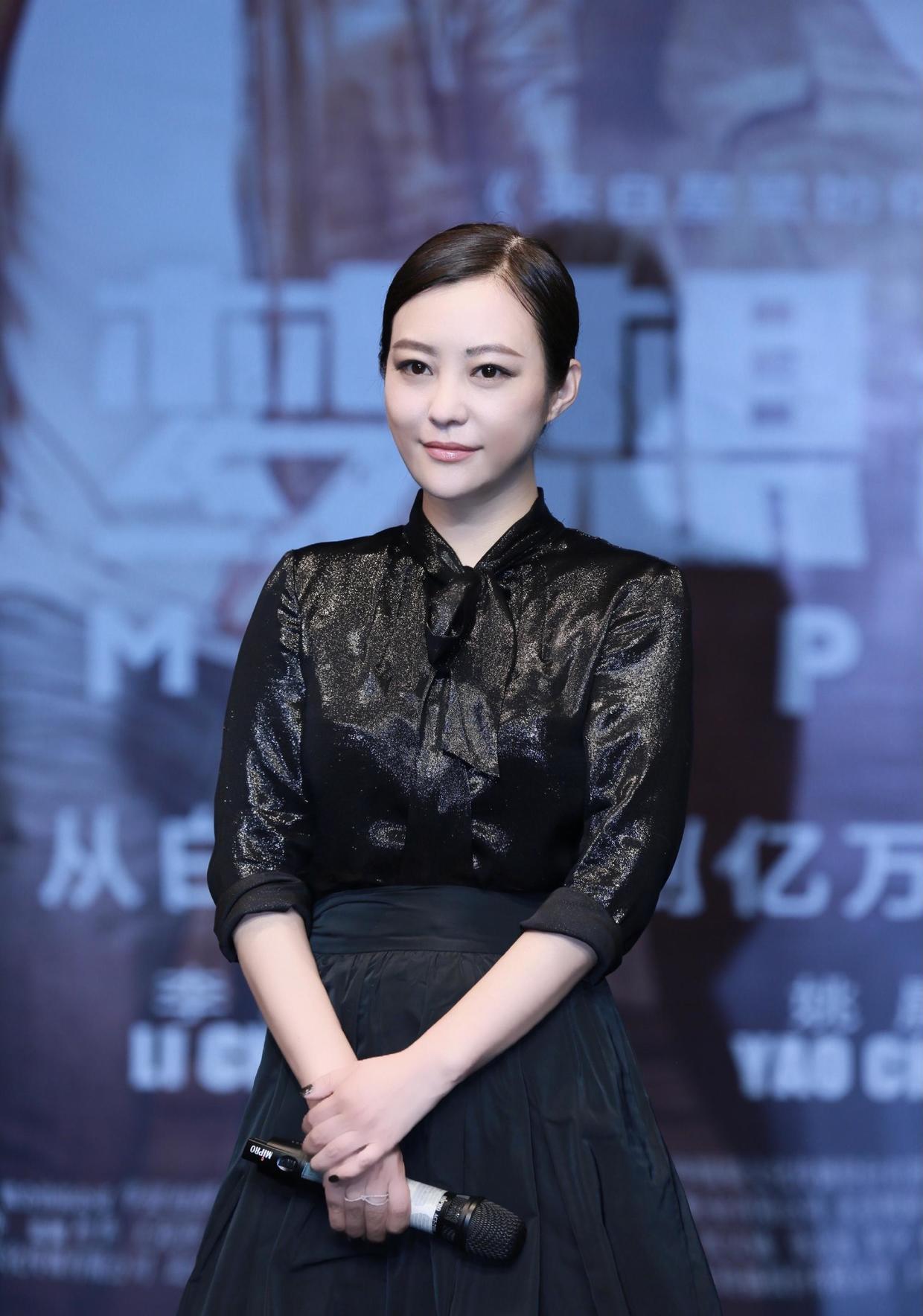 郝蕾穿出了“微胖美精髓”，黑色拼接连衣裙时髦洋气，成熟高贵