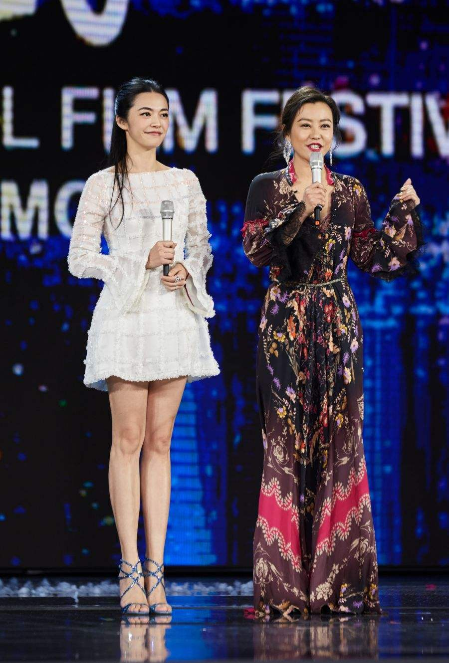 郝蕾穿衣真胆大，一袭黑色连衣裙亮相活动，整个造型亮点十足