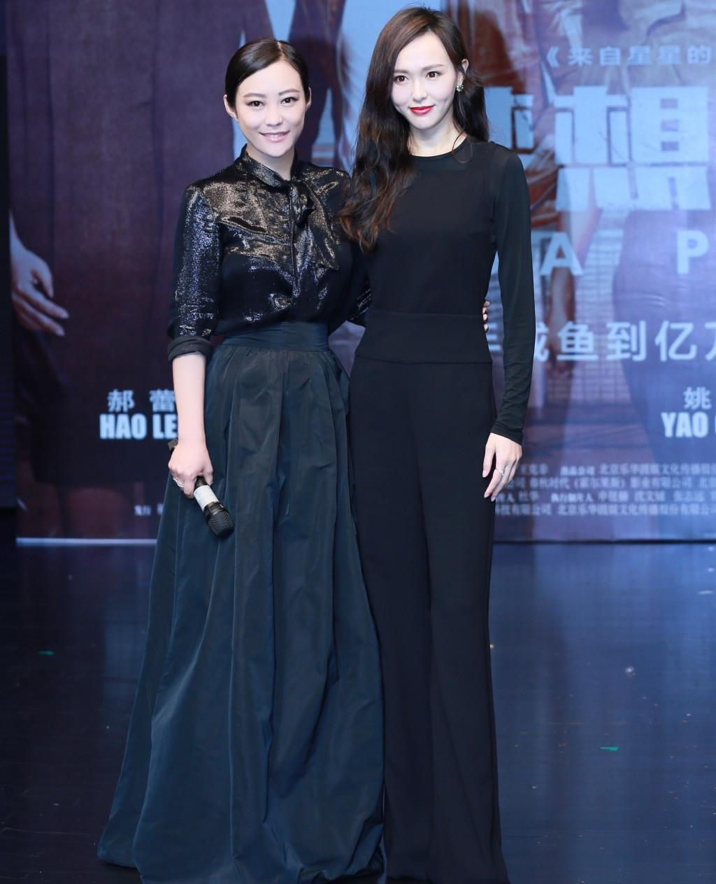 郝蕾穿衣真胆大，一袭黑色连衣裙亮相活动，整个造型亮点十足