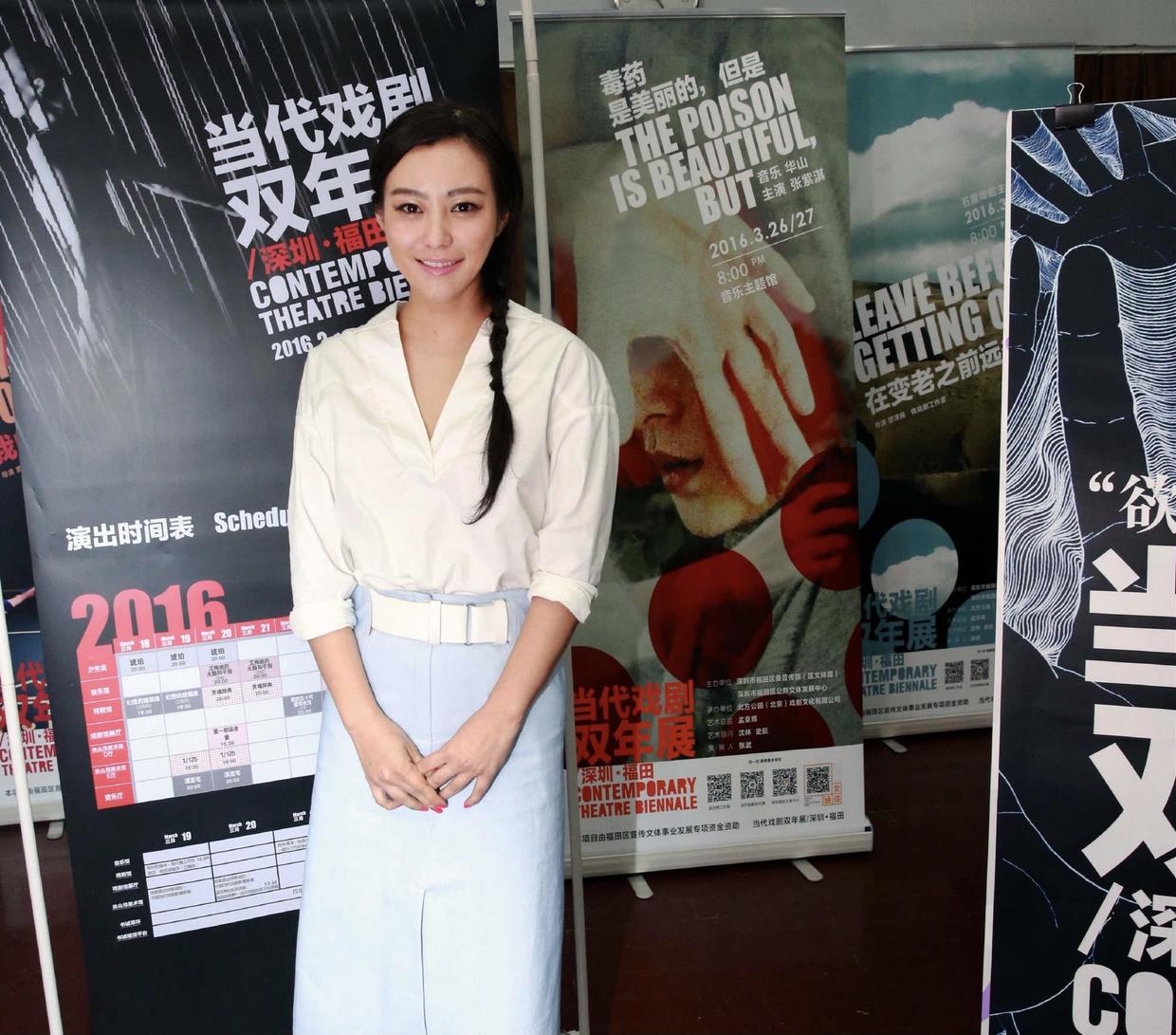 郝蕾穿出了“微胖美精髓”，黑色拼接连衣裙时髦洋气，成熟高贵