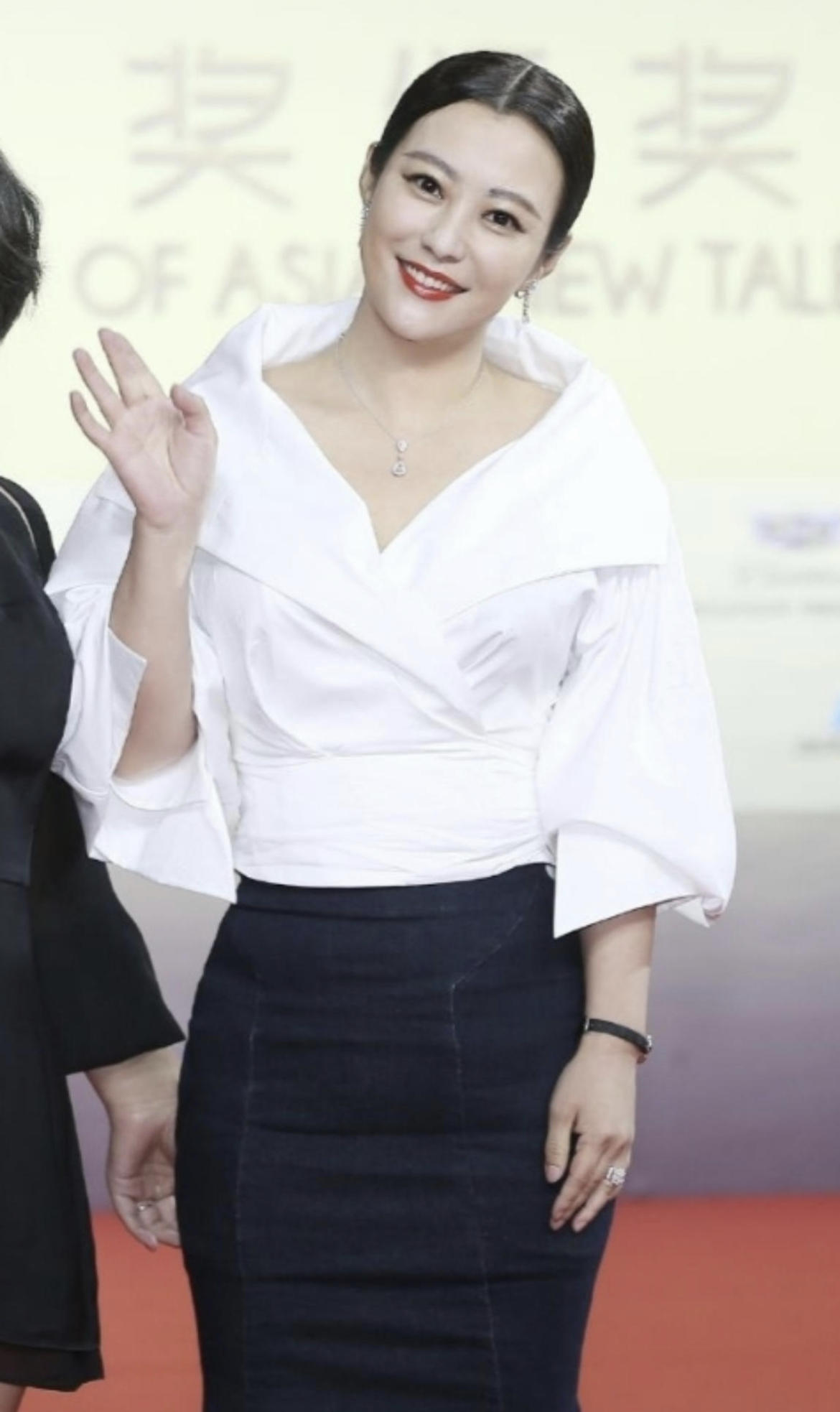 郝蕾穿出了“微胖美精髓”，黑色拼接连衣裙时髦洋气，成熟高贵