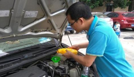 刹车油必须要2年一换?只加不换可以吗?了解原理后后悔了