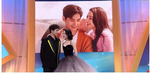 杨洋迪丽热巴高甜合影!美女肤白靓丽俊男魅力十足