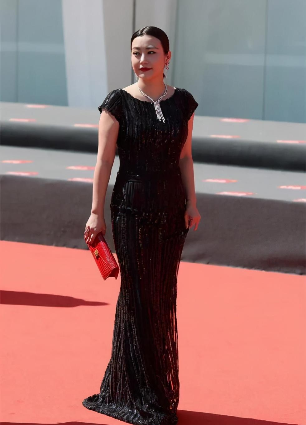 郝蕾穿衣真胆大，一袭黑色连衣裙亮相活动，整个造型亮点十足