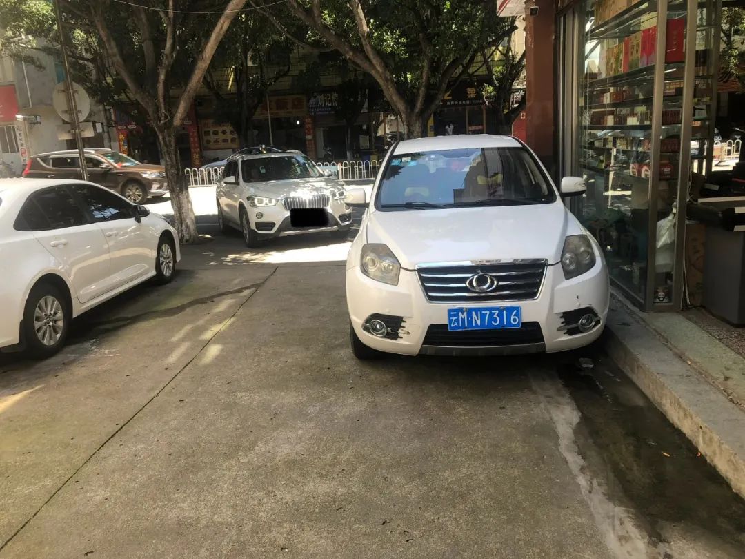 (市民报送)地点:小桥河小区违法行为:车牌号为云m n7316的车辆违法