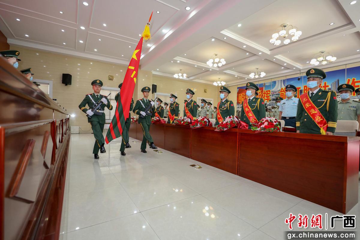 武警柳州支队举行2021年度转业干部向军旗告别仪式