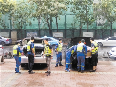 　　昨天，天津蓝天救援队第三梯队7人抵达新乡驰援灾区，第一梯队4人已于29日返津。