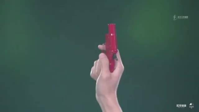王一博太帅了,手拿信号枪从此电竞男主角有了画面