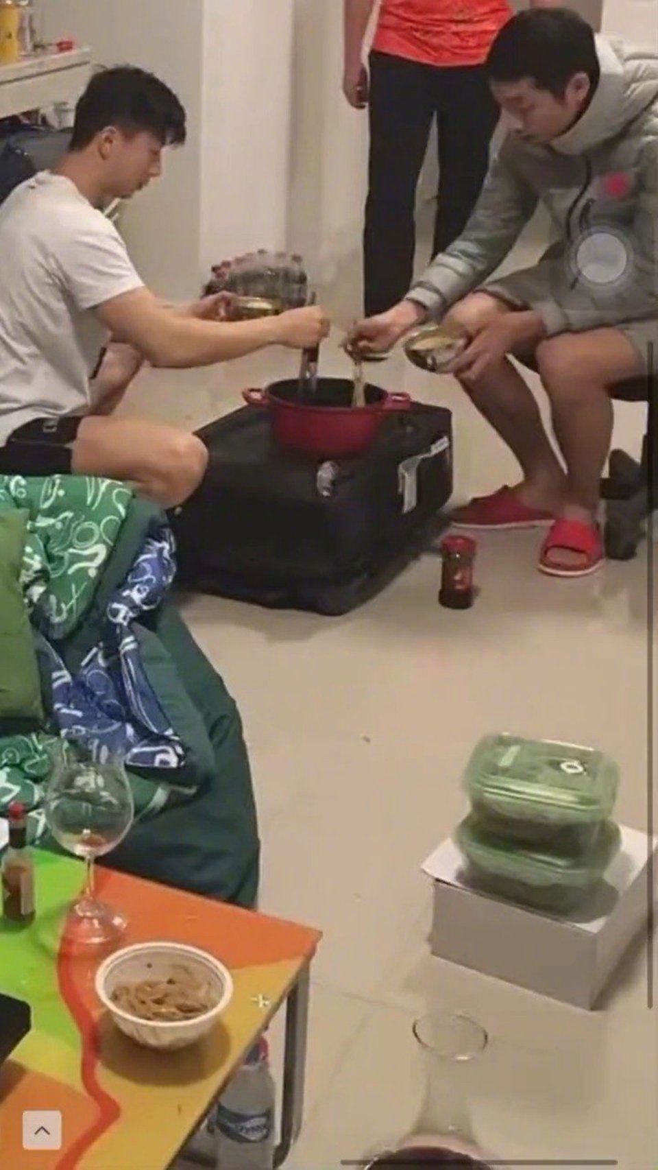 许昕到底冷还是热?穿着羽绒服光着腿