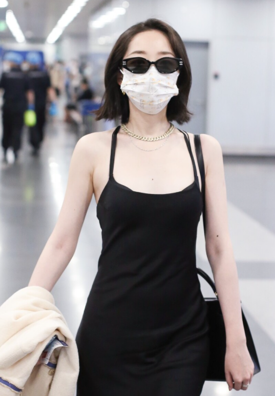 蒋梦婕真敢穿，黑色吊带连衣裙成熟精致，领口那么低也不怕走光