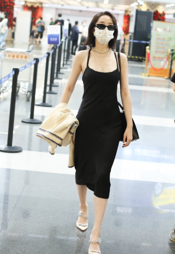 蒋梦婕真敢穿，黑色吊带连衣裙成熟精致，领口那么低也不怕走光