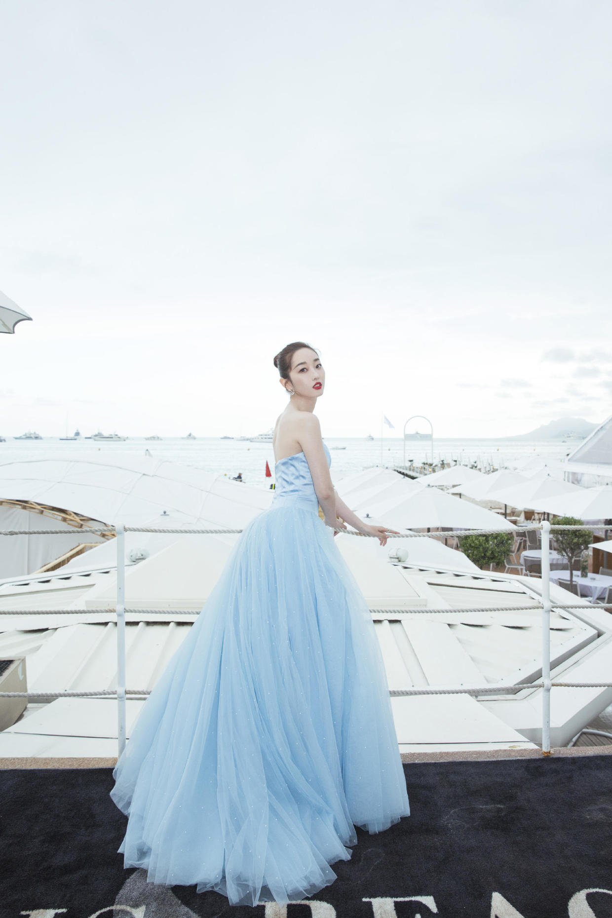 蒋梦婕真敢穿，黑色吊带连衣裙成熟精致，领口那么低也不怕走光