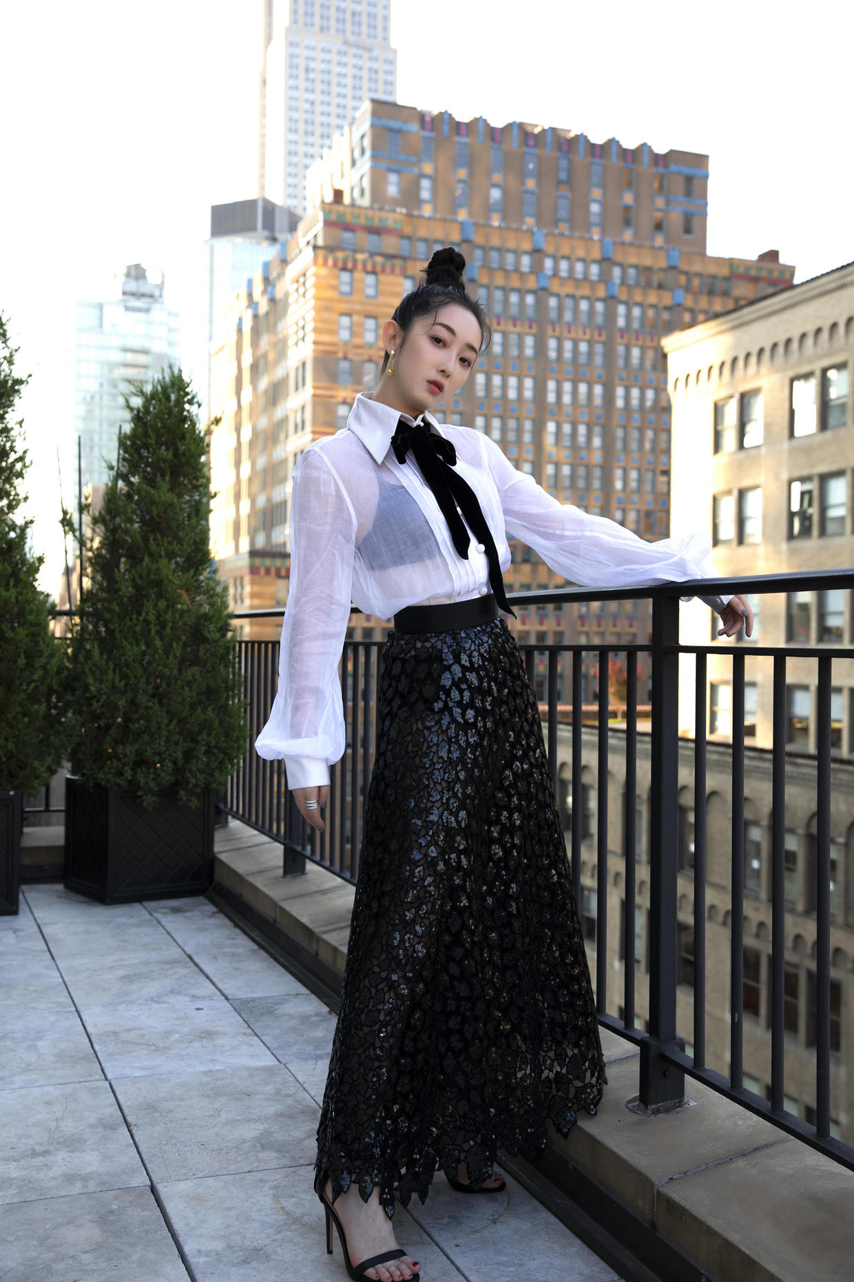 蒋梦婕真敢穿，黑色吊带连衣裙成熟精致，领口那么低也不怕走光