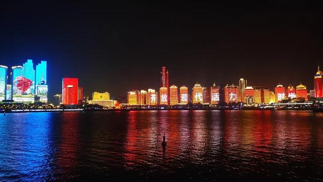 月份   开启时间   关闭时间   浮山湾灯光秀播放时间