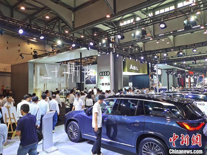 市民在车展参观了解新能源车。谷华 摄