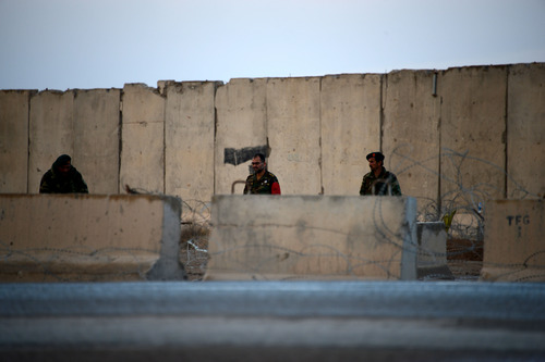 资料图片：阿富汗政府军士兵在坎大哈机场前警戒。新华社发（萨纳乌拉摄）
