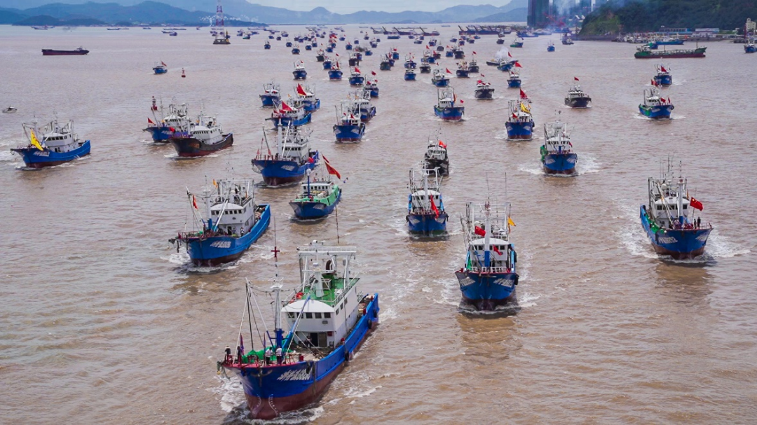 8月1日,2021舟山"开渔节"正式启动,2700多艘渔船相继赶赴东海,开始