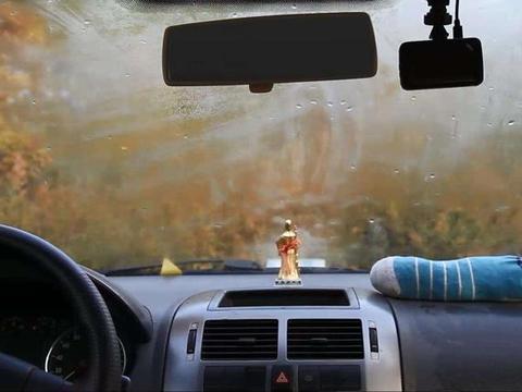 夏天车窗外起雾解决办法