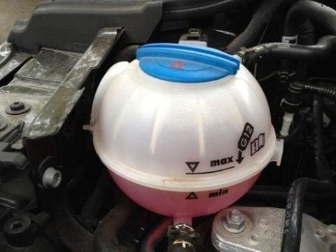汽车防冻液多久更换一次？修车师傅给了答案，建议车主们仔细看看