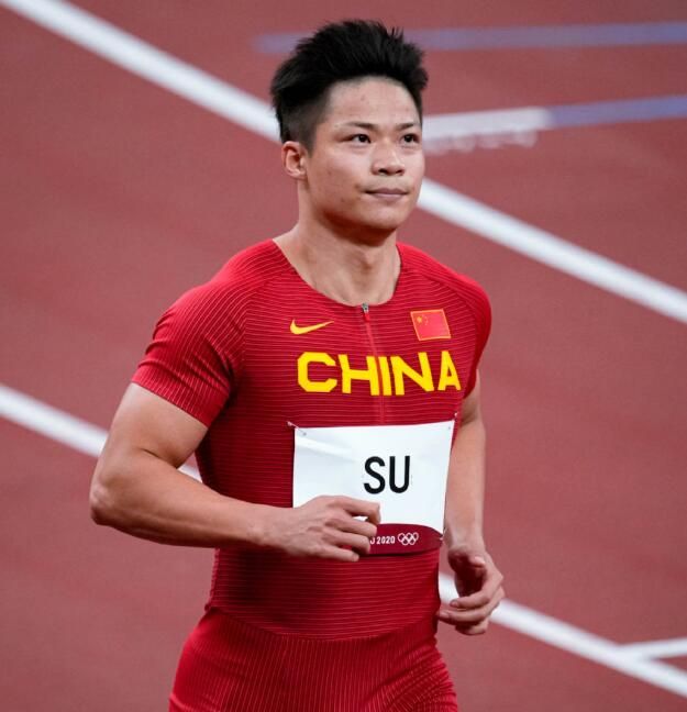 在早些时候苏炳添百米半决赛中他跑出了9秒83的成绩创造新的亚洲纪录
