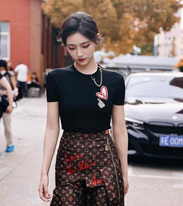 高级感满满_广州365bet开户平台_365正规网站是多少_365bet.com证据罪_黑色简约T恤