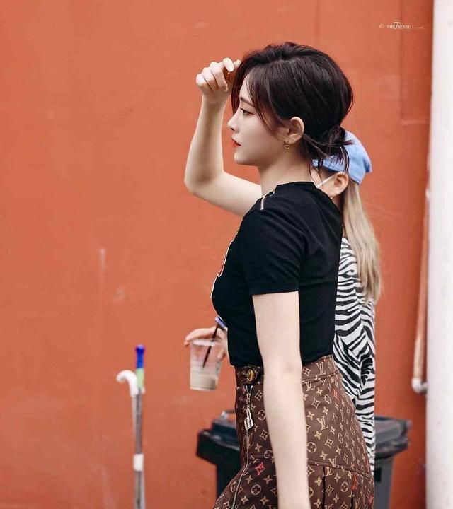 高级感满满_广州365bet开户平台_365正规网站是多少_365bet.com证据罪_黑色简约T恤