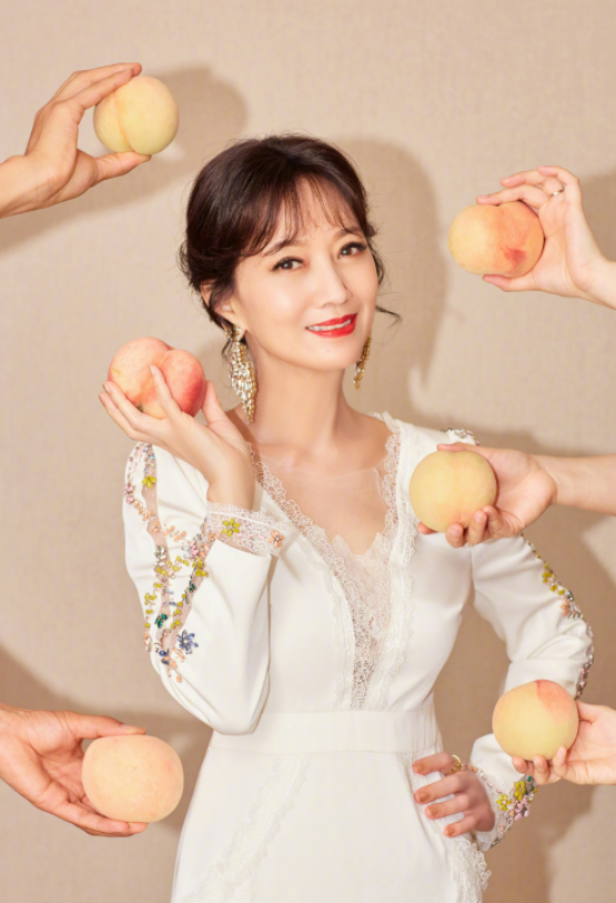 赵雅芝才是“奶奶圈顶流”，穿白色连衣裙成熟优雅，身段不输少女