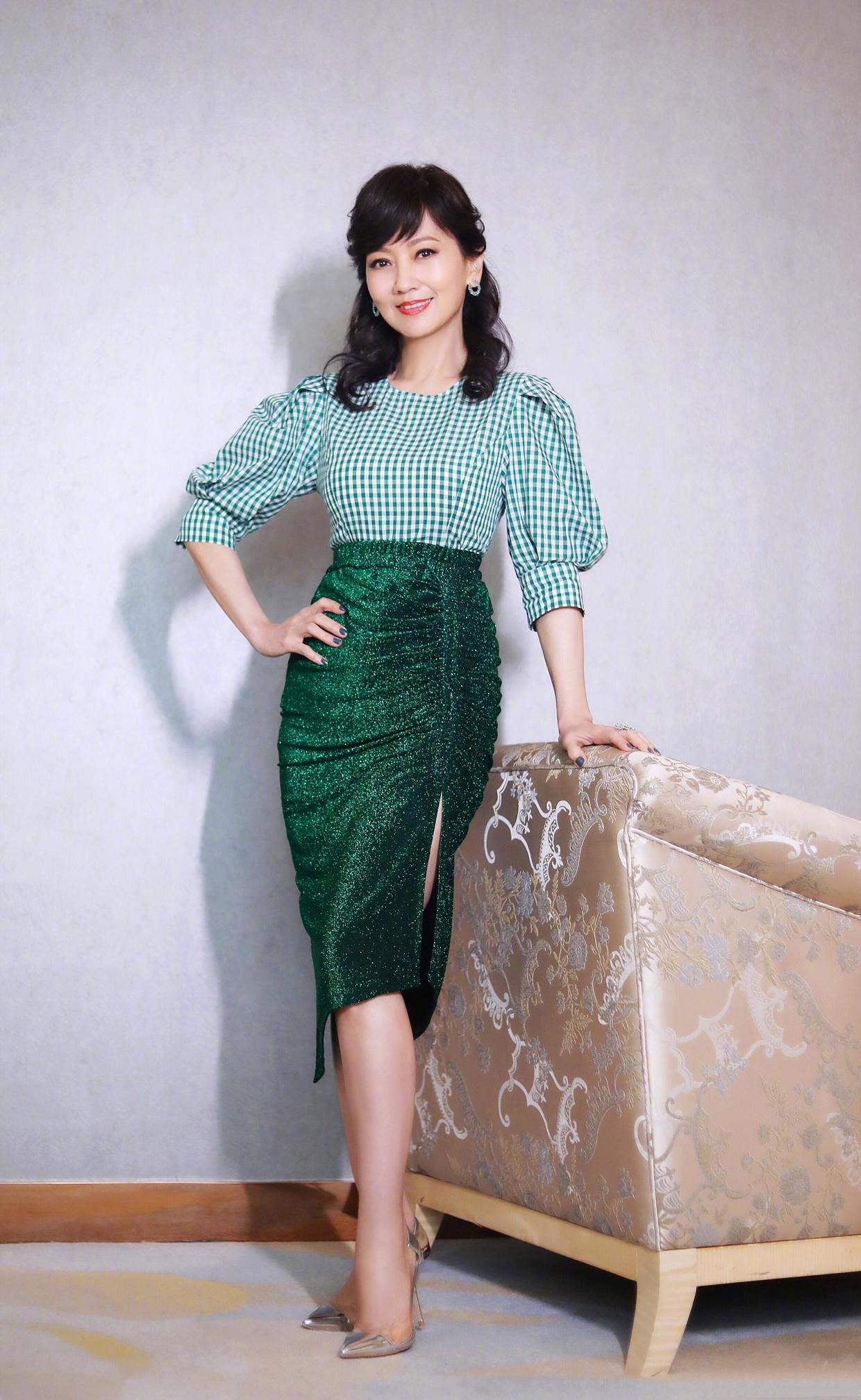 赵雅芝才是“奶奶圈顶流”，穿白色连衣裙成熟优雅，身段不输少女