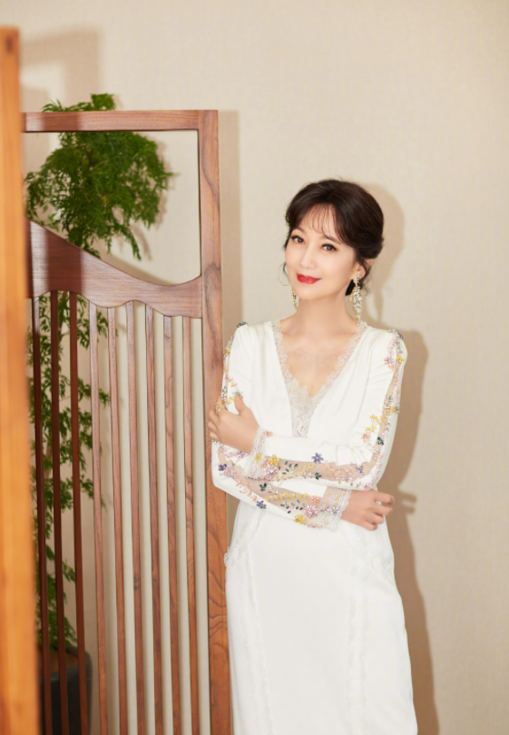 赵雅芝才是“奶奶圈顶流”，穿白色连衣裙成熟优雅，身段不输少女