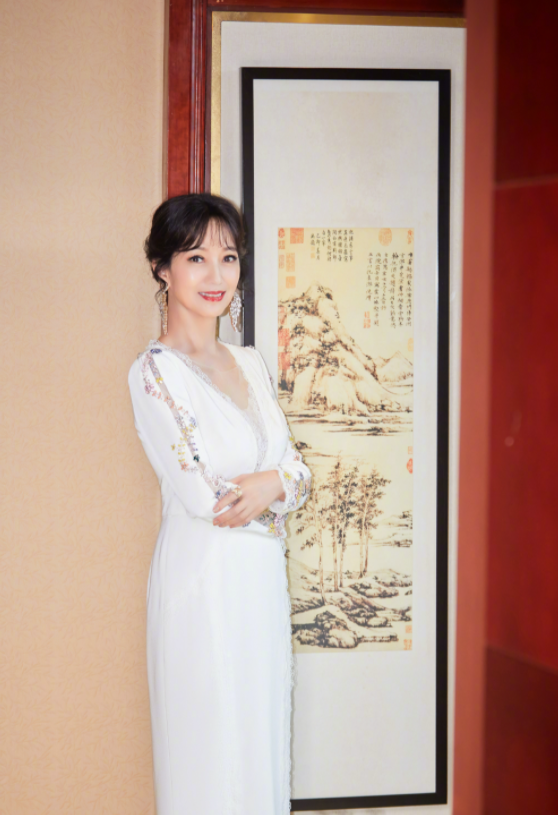 赵雅芝才是“奶奶圈顶流”，穿白色连衣裙成熟优雅，身段不输少女