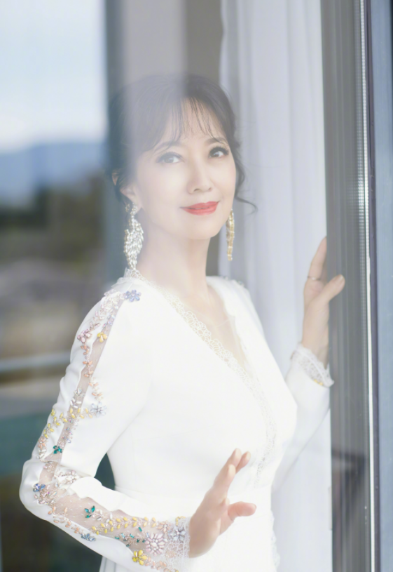赵雅芝才是“奶奶圈顶流”，穿白色连衣裙成熟优雅，身段不输少女