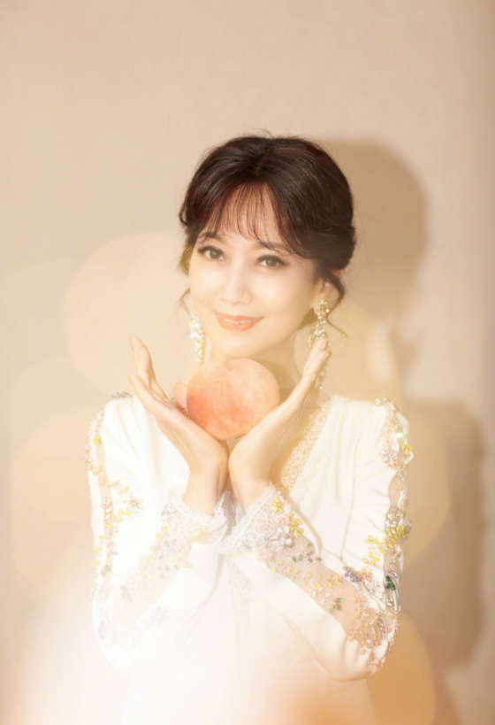 赵雅芝才是“奶奶圈顶流”，穿白色连衣裙成熟优雅，身段不输少女
