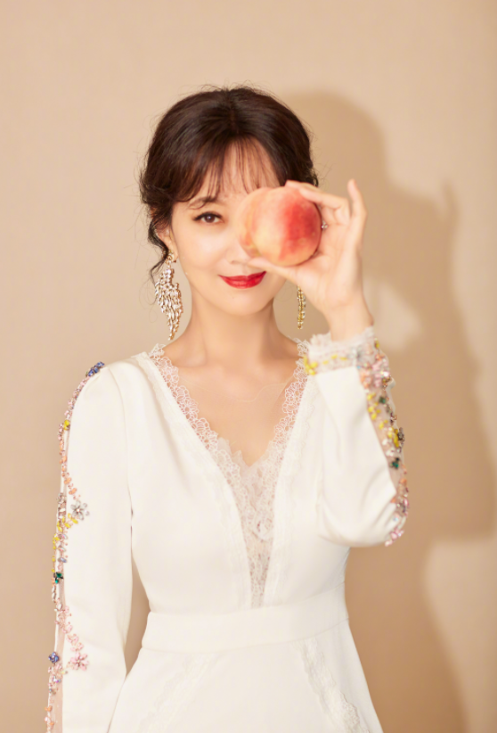 赵雅芝才是“奶奶圈顶流”，穿白色连衣裙成熟优雅，身段不输少女