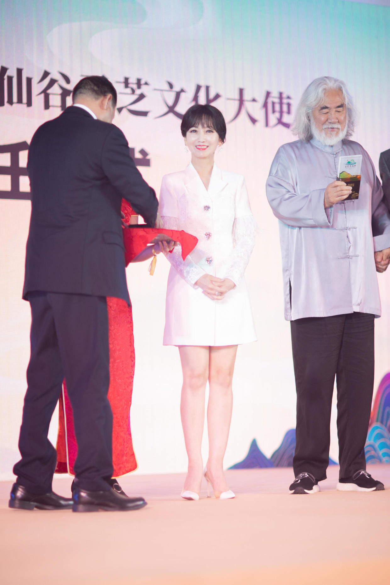 赵雅芝才是“奶奶圈顶流”，穿白色连衣裙成熟优雅，身段不输少女