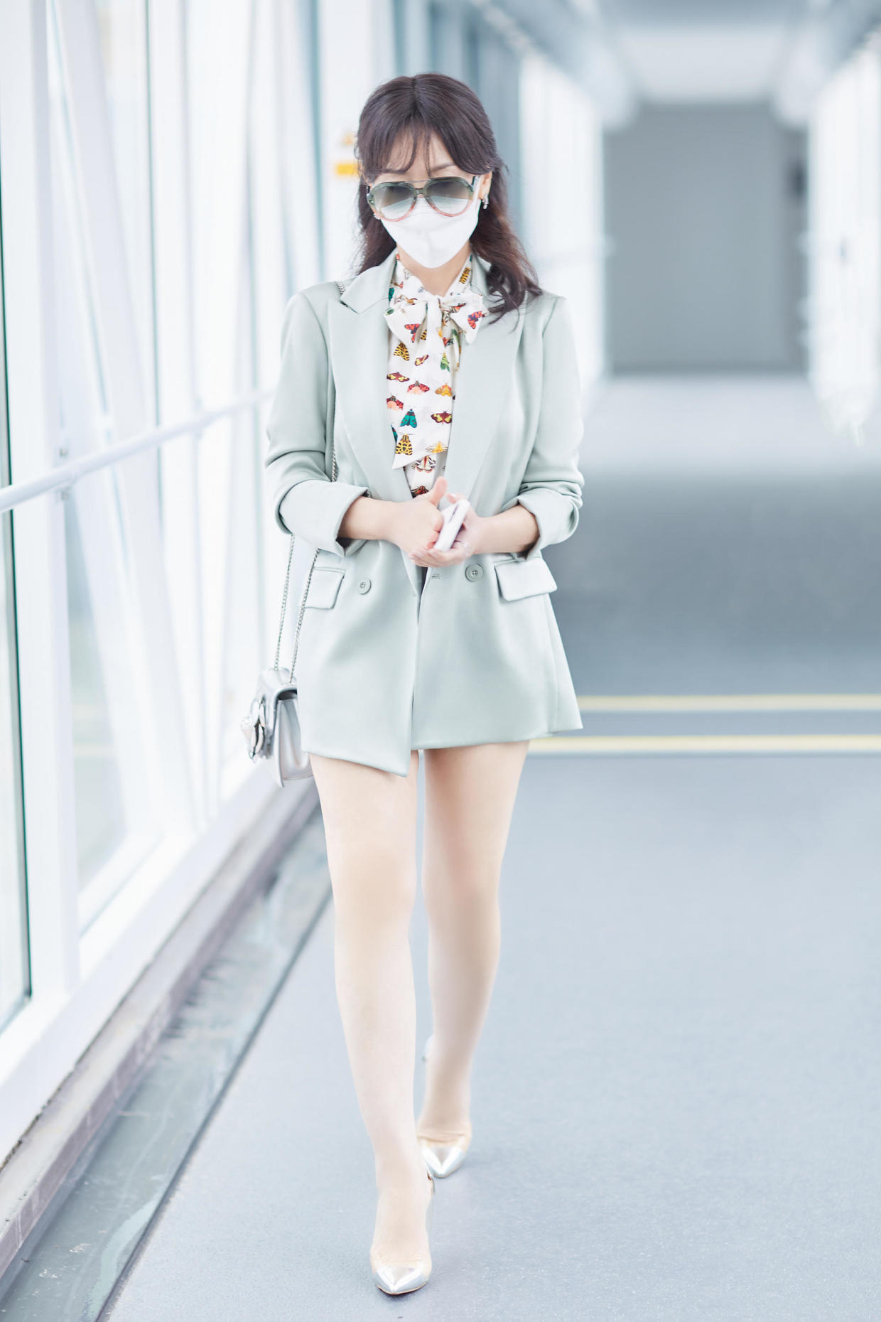 赵雅芝才是“奶奶圈顶流”，穿白色连衣裙成熟优雅，身段不输少女